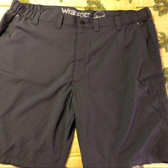 Great lightweight never worn shorts by Wrangler size 46 - Picture 1 of 2